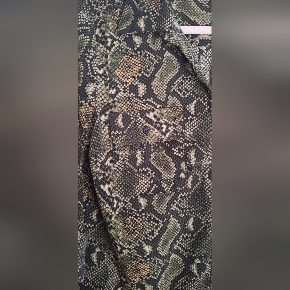 Rebecca malone womens sz small button up shirt green/black snake print bohemian - Picture 5 of 8